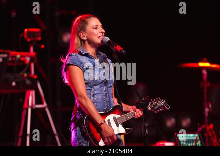 Stefanie Hertel von More than words live bei einem Konzert im Admiralspalast. Berlin, 02.10.2023 *** Stefanie Hertel of More Than Words live bei einem Konzert im Admiralspalast Berlin, 02 10 2023 Foto:XC.xBehringx/xFuturexImagex Words 3012 Credit: Imago/Alamy Live News Stockfoto