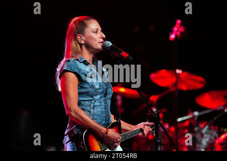 Stefanie Hertel von More than words live bei einem Konzert im Admiralspalast. Berlin, 02.10.2023 *** Stefanie Hertel of More Than Words live bei einem Konzert im Admiralspalast Berlin, 02 10 2023 Foto:XC.xBehringx/xFuturexImagex Words 3026 Credit: Imago/Alamy Live News Stockfoto