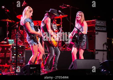 Stefanie Hertel, Lanny Lanner und Johanna Mross von More than words live bei einem Konzert im Admiralspalast. Berlin, 02.10.2023 *** Stefanie Hertel, Lanny Lanner und Johanna Mross aus More Than Words live bei einem Konzert im Admiralspalast Berlin, 02 10 2023 Foto:XC.xBehringx/xFuturexImagex Words 3029 Credit: Imago/Alamy Live News Stockfoto