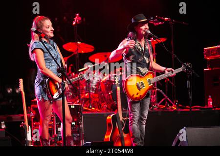 Stefanie Hertel und Lanny Lanner von More than words live bei einem Konzert im Admiralspalast. Berlin, 02.10.2023 *** Stefanie Hertel und Lanny Lanner aus More Than Words live bei einem Konzert im Admiralspalast Berlin, 02 10 2023 Foto:XC.xBehringx/xFuturexImagex Words 3027 Credit: Imago/Alamy Live News Stockfoto