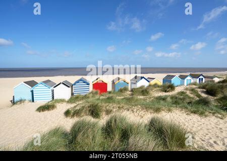 Strandhütten in Southwold, Suffolk, England unter Sommerhimmel. Uk Stockfoto