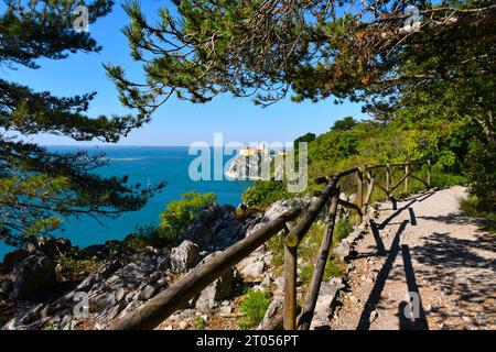 Holzzaun neben einem Pfad bei Falesie di Duino und Schloss Duino in Duino-Aurisina, Italien an der Adriaküste Stockfoto