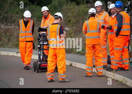 Ickenham, London Borough of Hillingdon, Großbritannien. Oktober 2023. HS2 arbeitet mit einem Filmteam in Ickenham. Heute Morgen hat Premierminister Rishi Sunak auf der Konservativen Parteikonferenz bestätigt, dass das nördliche Teilstück der Hochgeschwindigkeitsbahn HS2 gestrichen werden soll. Die Regierung wird stattdessen "die Einsparungen von 36 Milliarden Pfund in Hunderte neuer Verkehrsprojekte im Norden und in den Midlands und im ganzen Land reinvestieren". Quelle: Maureen McLean/Alamy Live News Stockfoto