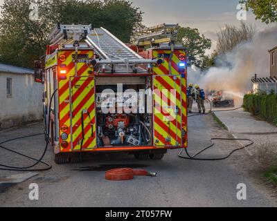 Dienstag, 3. Oktober 2023 - Park Road, Malmesbury, Wiltshire. Die örtliche Feuerwehr nahm an einem Autobrand vor Huws Gray in der Park Road, Malmesbury, Wilt, Teil Stockfoto