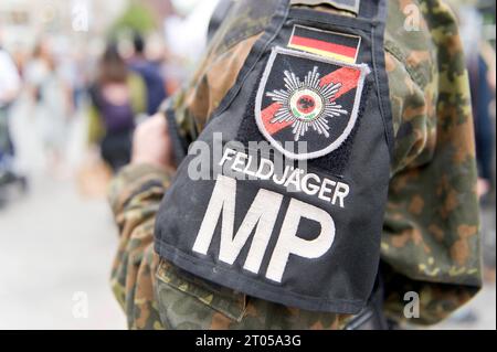 Hoheitszeichen der Feldjägertruppe Feldjäger Militärpolizei in der Bundeswehr Uniform Abzeichen Wappen Emblem am Ärmel Dienstwappen Symbol Schutzkleidung Sicherheit Ausrüstung Berufskleidung Dienstkleidung 20231002ad038 Hamburg Deutschland *** nationales Emblem der Feldjägertruppe Militärpolizei im Bundeswehr Uniform Abzeichen Wappen Wappen Emblem auf dem Ärmel Service Emblem Symbol Schutz Kleidung Sicherheitsausrüstung professionelle Bekleidungsservice Kleidung 20231002ad038 Hamburg Deutschland Deutschland Copyright: xAchimxDuwentästerx Credit: Imago/Alamy Live News Stockfoto