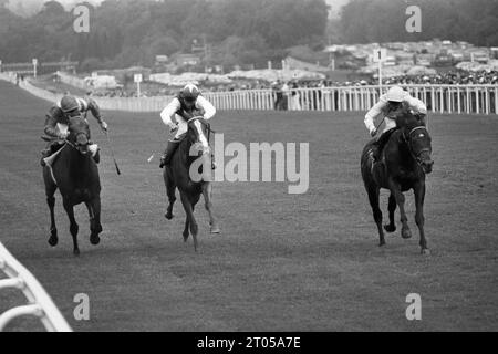 Das Aktenfoto vom 18.06.1985 von der Abschlussphase der Prince of Wales's Stakes in Royal Ascot sieht den späteren Sieger Bob Back (r) mit Brian Raymond vor dem zweitplatzierten Pebbles (Mitte), dem Berg von Steve Cauthen. Der legendäre amerikanische Jockey Steve Cauthen und die von Clive Brittain trainierten Pebbles sind die neuesten Teilnehmer der Qipco British Champions Series Hall of Fame. Ausgabedatum: Mittwoch, 4. Oktober 2023. Stockfoto