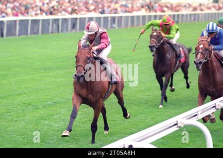 Aktenfoto vom 21.08.1990 von Steve Cauthen on in the Groove gewinnt die Juddmonte International Stakes. Der legendäre amerikanische Jockey Steve Cauthen und die von Clive Brittain trainierten Pebbles sind die neuesten Teilnehmer der Qipco British Champions Series Hall of Fame. Ausgabedatum: Mittwoch, 4. Oktober 2023. Stockfoto