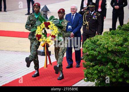 Praia, Kap Verde. Oktober 2023. Bundespräsident Frank-Walter Steinmeier (Mitte) legt einen Kranz an der Gedenkstätte Amilcar Cabral. Bundespräsident Frank-Walter Steinmeier ist zu einem zweitägigen Staatsbesuch in der Republik Kap Verde (Cabo Verde). Quelle: Bernd von Jutrczenka/dpa/Alamy Live News Stockfoto