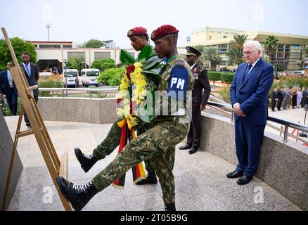 Praia, Kap Verde. Oktober 2023. Bundespräsident Frank-Walter Steinmeier (r) legt einen Kranz an der Gedenkstätte Amilcar Cabral. Bundespräsident Frank-Walter Steinmeier ist zu einem zweitägigen Staatsbesuch in der Republik Kap Verde (Cabo Verde). Quelle: Bernd von Jutrczenka/dpa/Alamy Live News Stockfoto