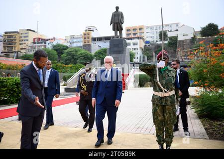 Praia, Kap Verde. Oktober 2023. Bundespräsident Frank-Walter Steinmeier (Mitte) legt einen Kranz an der Gedenkstätte Amilcar Cabral. Bundespräsident Frank-Walter Steinmeier ist zu einem zweitägigen Staatsbesuch in der Republik Kap Verde (Cabo Verde). Quelle: Bernd von Jutrczenka/dpa/Alamy Live News Stockfoto