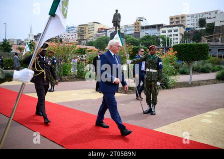 Praia, Kap Verde. Oktober 2023. Bundespräsident Frank-Walter Steinmeier (Mitte) legt einen Kranz an der Gedenkstätte Amilcar Cabral. Bundespräsident Frank-Walter Steinmeier ist zu einem zweitägigen Staatsbesuch in der Republik Kap Verde (Cabo Verde). Quelle: Bernd von Jutrczenka/dpa/Alamy Live News Stockfoto