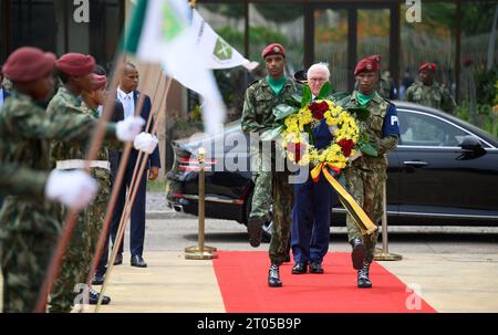 Praia, Kap Verde. Oktober 2023. Bundespräsident Frank-Walter Steinmeier (Back M) legt einen Kranz an der Gedenkstätte Amilcar Cabral. Bundespräsident Frank-Walter Steinmeier ist zu einem zweitägigen Staatsbesuch in der Republik Kap Verde (Cabo Verde). Quelle: Bernd von Jutrczenka/dpa/Alamy Live News Stockfoto