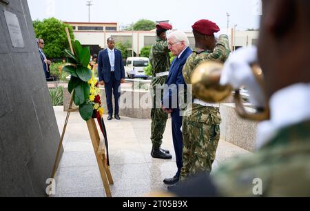 Praia, Kap Verde. Oktober 2023. Bundespräsident Frank-Walter Steinmeier (Mitte) legt einen Kranz an der Gedenkstätte Amilcar Cabral. Bundespräsident Frank-Walter Steinmeier ist zu einem zweitägigen Staatsbesuch in der Republik Kap Verde (Cabo Verde). Quelle: Bernd von Jutrczenka/dpa/Alamy Live News Stockfoto