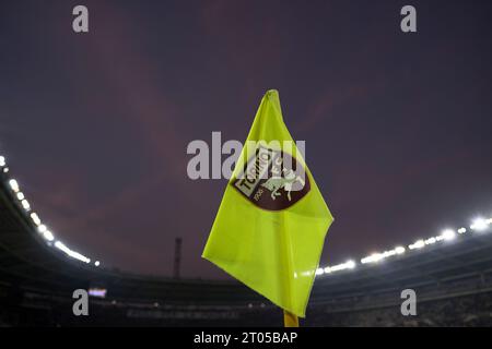 Eine Eckfahne mit dem Logo des Torino FC ist während des Fußballspiels der Serie A zwischen Torino FC und Hellas Verona FC zu sehen. Stockfoto
