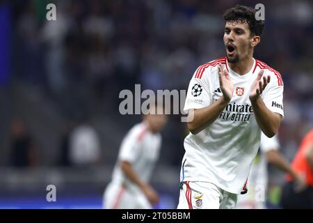 Mailand, Italien. Oktober 2023. Tomas Araujo von SL Benfica gibt während des Fußballspiels der UEFA Champions League zwischen dem FC Internazionale und SL Benfica am 3. Oktober 2023 in Mailand Gesten. Quelle: Marco Canoniero/Alamy Live News Stockfoto