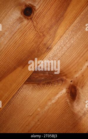 Woods Sehen Augen Makro Schließen abstrakte Textur Platte aus Kiefernholz mit einem Ast Auge Knoten Loch Hintergrund braun gelb Holz Stock Fotografie große Größe Stockfoto