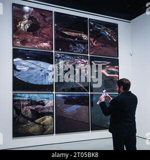 London, Großbritannien. Oktober 2023. Besucher und Medienvertreter mit Werken von Simryn Gill aus der Serie „Eyes and Storms“, 2012. „RE/SISTERS: A Lens on Gender and Ecology“ ist eine neue Ausstellung in der Barbican Art Gallery, die die Arbeiten von fast 50 Künstlern zusammenbringt und die Beziehung zwischen Gender und Ökologie durch Film, Fotografie und Installation untersucht. Die Ausstellung läuft bis zum 14. Januar 2024. Quelle: Imageplotter/Alamy Live News Stockfoto