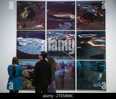 London, Großbritannien. Oktober 2023. Besucher und Medienvertreter mit Werken von Simryn Gill aus der Serie „Eyes and Storms“, 2012. „RE/SISTERS: A Lens on Gender and Ecology“ ist eine neue Ausstellung in der Barbican Art Gallery, die die Arbeiten von fast 50 Künstlern zusammenbringt und die Beziehung zwischen Gender und Ökologie durch Film, Fotografie und Installation untersucht. Die Ausstellung läuft bis zum 14. Januar 2024. Quelle: Imageplotter/Alamy Live News Stockfoto