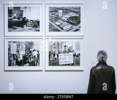 London, Großbritannien. Oktober 2023. Die Besucher schauen sich Schwarzweißbilder von LaToya Ruby Frazier an, die sich im Laufe von sechs Monaten im Jahr 2016 in das Leben der von der Wasserkrise betroffenen Menschen in Flint, Michigan, eintauchte. „RE/SISTERS: A Lens on Gender and Ecology“ ist eine neue Ausstellung in der Barbican Art Gallery, die die Arbeiten von fast 50 Künstlern zusammenbringt und die Beziehung zwischen Gender und Ökologie durch Film, Fotografie und Installation untersucht. Die Ausstellung läuft bis zum 14. Januar 2024. Quelle: Imageplotter/Alamy Live News Stockfoto