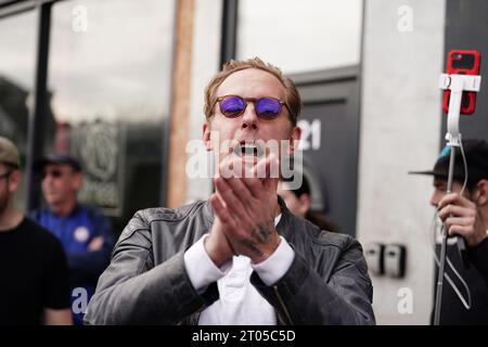 Aktenfoto vom 30/09/23 von Laurence Fox, dem Schauspieler, der zum Politiker wurde, während eines britischen Protestes vor dem Honor Oak Pub in Forest Hill, Süd-London, wo ein DragQueen-Geschichtenerzählerevent stattfindet. GB News hat erklärt, dass es sein Arbeitsverhältnis mit Laurence Fox beendet hat, nachdem er auf dem Kanal Kommentare über eine Journalistin gemacht hatte. Ausgabedatum: Mittwoch, 4. Oktober 2023. Stockfoto