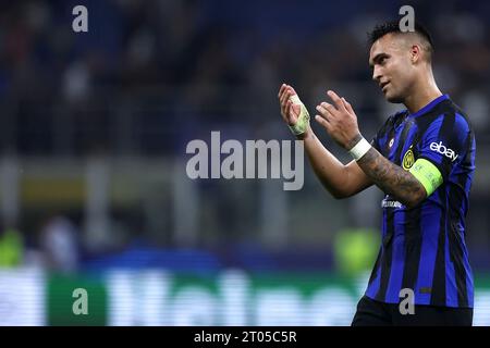 Mailand, Italien. Oktober 2023. Lautaro Martinez vom FC Internazionale feiert am 3. Oktober 2023 im Stadio Giuseppe Meazza in Mailand das Fußballspiel der UEFA Champions League zwischen dem FC Internazionale und SL Benfica. Quelle: Marco Canoniero/Alamy Live News Stockfoto