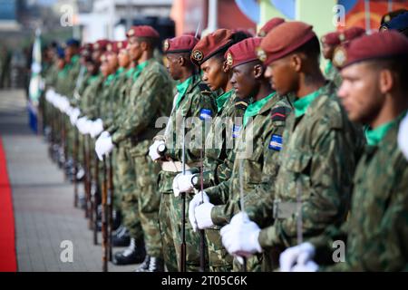 Praia, Kap Verde. Oktober 2023. Vor dem Plateau-Palast stehen Soldaten der präsidialen Ehrengarde von Kap Verde, wo Bundespräsident Steinmeier mit militärischen Ehren begrüßt werden soll. Präsident Steinmeier ist zu einem zweitägigen Staatsbesuch in der Republik Kap Verde (Cabo Verde). Quelle: Bernd von Jutrczenka/dpa/Alamy Live News Stockfoto