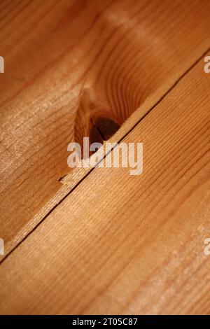 Woods Sehen Augen Makro Schließen abstrakte Textur Platte aus Kiefernholz mit einem Ast Auge Knoten Loch Hintergrund braun gelb Holz Stock Fotografie große Größe Stockfoto