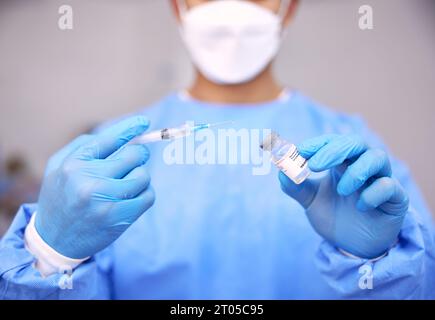 Mann, Arzt und Hände mit Spritze für Impfstoff, Injektion oder Grippeschutzimpfung in der Chirurgie im Krankenhaus. Großaufnahme der männlichen Person, Krankenschwester oder medizinischer Arbeiter mit Stockfoto