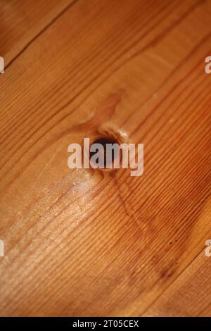 Woods Sehen Augen Makro Schließen abstrakte Textur Platte aus Kiefernholz mit einem Ast Auge Knoten Loch Hintergrund braun gelb Holz Stock Fotografie große Größe Stockfoto