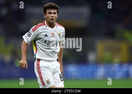 Mailand, Italien. Oktober 2023. Joao Neves von SL Benfica in Aktion beim UEFA Champions League Spiel zwischen FC Internazionale und SL Benfica im Stadio Giuseppe Meazza am 3. Oktober 2023 in Mailand. Quelle: Marco Canoniero/Alamy Live News Stockfoto