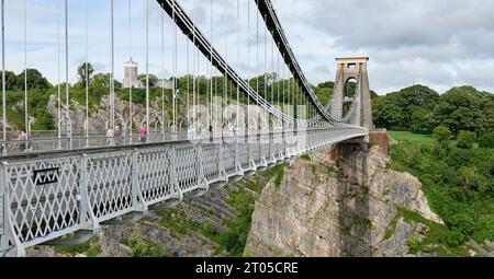 Blick auf die Clifton Suspension Bridge über die Avon-Schlucht vom Westen zum Ostturm Stockfoto