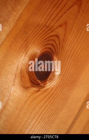 Woods Sehen Augen Makro Schließen abstrakte Textur Platte aus Kiefernholz mit einem Ast Auge Knoten Loch Hintergrund braun gelb Holz Stock Fotografie große Größe Stockfoto