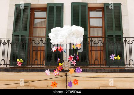 Türen mit grünen Fensterläden, dekoriert mit einer Wolke und einigen Blumen auf 'Costitx en Flor' (Costitx in Bloom) Blumenmesse, Mallorca, Spanien Stockfoto