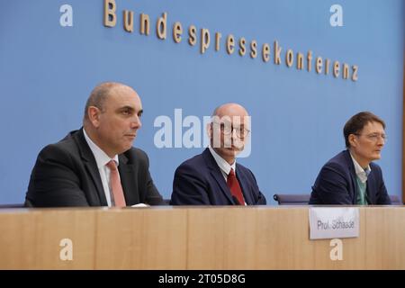 Prof. Lars Schaade, RKI, Dr. Johannes Nießen, Gesundheitsamt Köln, Bundesminister für Gesundheit Prof. Karl W. Lauterbach, Deutschland, Berlin, Bundespressekonferenz, Thema: Neuordnung von BZgA und RKI wie Gesundheitsforschung und -prävention gefördert werden sollen *** Prof Lars Schaade, RKI, Dr. Johannes Nießen, Gesundheitsamt Köln, Bundesgesundheitsminister Prof. Karl W Lauterbach, Deutschland, Berlin, Bundespressekonferenz, Themenumgestaltung von BZgA und RKI - wie Gesundheitsforschung und Prävention gefördert werden sollen Credit: Imago/Alamy Live News Stockfoto