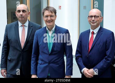 Prof. Lars Schaade, RKI, Bundesminister für Gesundheit Prof. Karl W. Lauterbach, Dr. Johannes Nießen, Gesundheitsamt Köln, Deutschland, Berlin, Bundespressekonferenz, Thema: Neuordnung von BZgA und RKI wie Gesundheitsforschung und -prävention gefördert werden sollen *** Prof. Lars Schaade, RKI, Bundesgesundheitsminister Prof. Karl W Lauterbach, Dr. Johannes Nießen, Gesundheitsamt Köln, Deutschland, Berlin, Bundespressekonferenz, Themenumgestaltung von BZgA und RKI - wie Gesundheitsforschung und Prävention gefördert werden sollen. Quelle: Imago/Alamy Live News Stockfoto