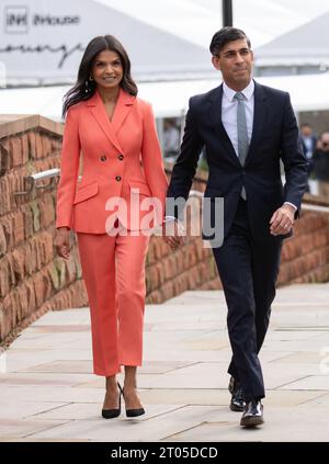 Manchester, Großbritannien. 4. Oktober 2023 der Premierminister Rishi Sunak und seine Frau Akshata Murthy gehen vom Midland Hotel zum Manchester Conference Centre, wo er die Rede hielt, die von seiner Frau Akshata Murthy vorgestellt wurde. Manchester UK. Guthaben: GaryRobertsphotography/Alamy Live News Guthaben: GaryRobertsphotography/Alamy Live News Stockfoto