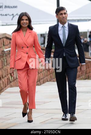 Manchester, Großbritannien. 4. Oktober 2023 der Premierminister Rishi Sunak und seine Frau Akshata Murthy gehen vom Midland Hotel zum Manchester Conference Centre, wo er die Rede hielt, die von seiner Frau Akshata Murthy vorgestellt wurde. Manchester UK. Guthaben: GaryRobertsphotography/Alamy Live News Guthaben: GaryRobertsphotography/Alamy Live News Stockfoto