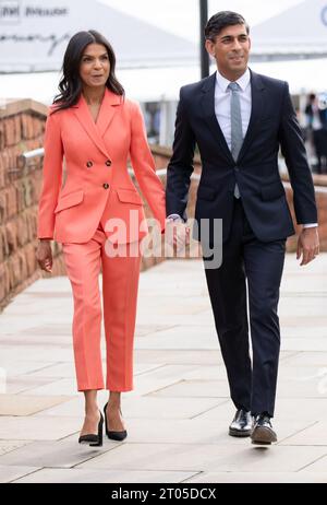 Manchester, Großbritannien. 4. Oktober 2023 der Premierminister Rishi Sunak und seine Frau Akshata Murthy gehen vom Midland Hotel zum Manchester Conference Centre, wo er die Rede hielt, die von seiner Frau Akshata Murthy vorgestellt wurde. Manchester UK. Guthaben: GaryRobertsphotography/Alamy Live News Guthaben: GaryRobertsphotography/Alamy Live News Stockfoto