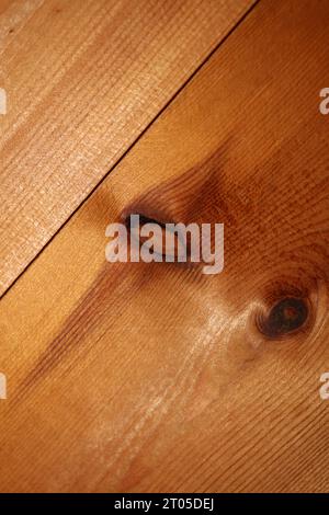 Woods Sehen Augen Makro Schließen abstrakte Textur Platte aus Kiefernholz mit einem Ast Auge Knoten Loch Hintergrund braun gelb Holz Stock Fotografie große Größe Stockfoto