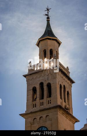 Detail des oberen Glockenturms und des Turms der St. franziskus-Kirche mit einem Sonnenaufgang durch die oberen Fenster Stockfoto