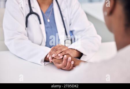 Gesundheitswesen, Hände halten und Arzt mit Frau in der Klinik für Unterstützung. Einfühlungsvermögen oder Sorgfalt. Untersuchung, Diskussion und Nahaufnahme der Ärztin mit Stockfoto