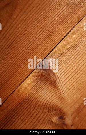 Woods Sehen Augen Makro Schließen abstrakte Textur Platte aus Kiefernholz mit einem Ast Auge Knoten Loch Hintergrund braun gelb Holz Stock Fotografie Stockfoto