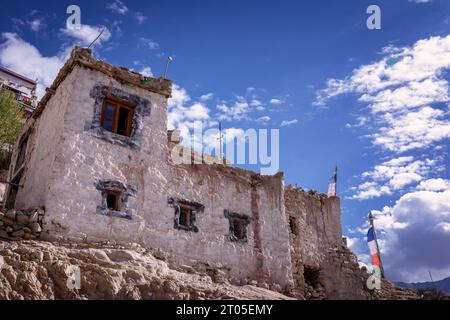 Traditionelles Haus in hochgelegenen Bergdorf, ländliche Architektur, Ladakh, Indien Stockfoto