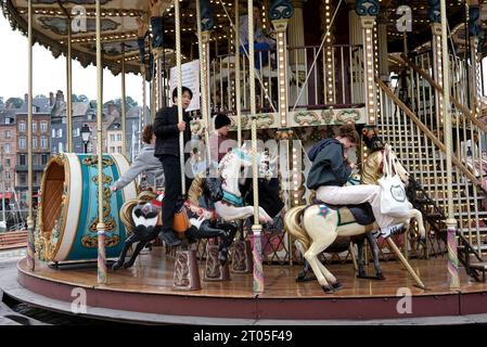 Teenager, die auf dem alten Karussell in Avant Port, Honfleur, Frankreich, Frankreich, Normandie, 2023. Carrousel, Stockfoto