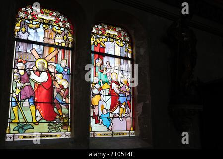 Buntglasfenster in der katholischen Kirche St. Leonard, Honfleur, Frankreich, Frankreich, Normandie, 2023 Stockfoto