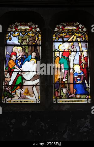 Buntglasfenster in der katholischen Kirche St. Leonard, Honfleur, Frankreich, Frankreich, Normandie, 2023 Stockfoto