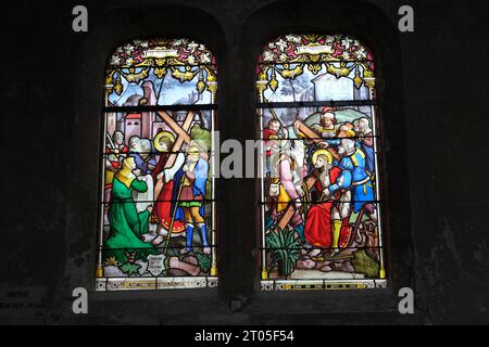 Buntglasfenster in der katholischen Kirche St. Leonard, Honfleur, Frankreich, Frankreich, Normandie, 2023 Stockfoto