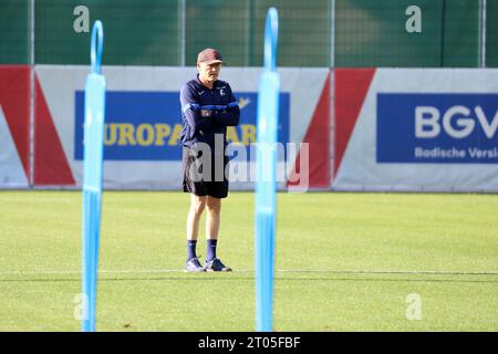 Freiburg, Deutschland. Oktober 2023. Freiburg, Deutschland 04. Oktober 2023: 1. BL - 2023/2024 - SC Freiburg Training im Bild: Trainer Christian Streich (SC Freiburg) Credit: dpa/Alamy Live News Stockfoto