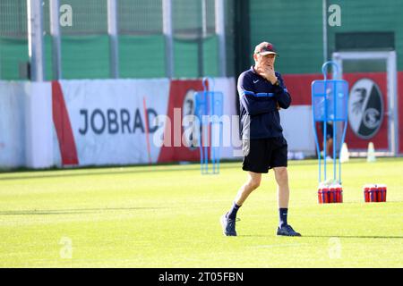 Freiburg, Deutschland. Oktober 2023. Freiburg, Deutschland 04. Oktober 2023: 1. BL - 2023/2024 - SC Freiburg Training im Bild: Trainer Christian Streich (SC Freiburg) nachdenklich auf dem Spielfeld. Quelle: dpa/Alamy Live News Stockfoto