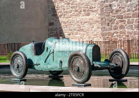 Bronzeskulptur des Bugatti Type 35 Grand Prix, Molsheim, Elsass, Frankreich, Europa Stockfoto